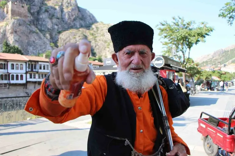 Kalpaklı asırlık çınar Amasya’nın son esansçısı
