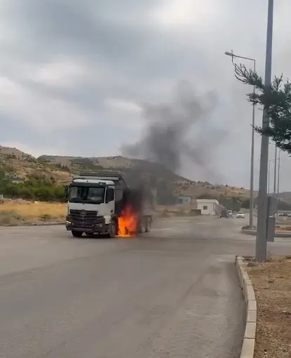 Kamyonda çıkan yangına beton mikserinden müdahale
