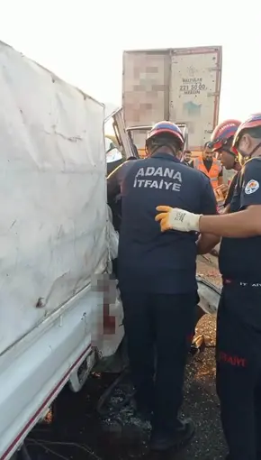 Kamyonet tıra arkadan çarptı: 2 ölü
