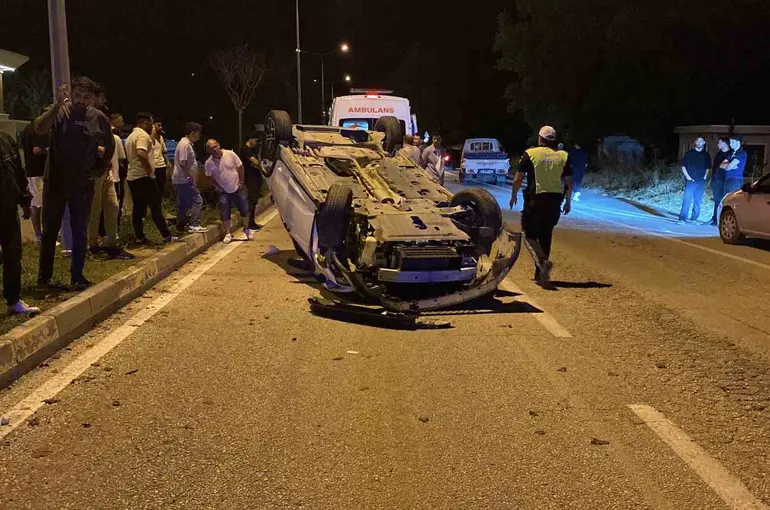 Kamyonetle çarpışan otomobil takla attı: 2 yaralı
