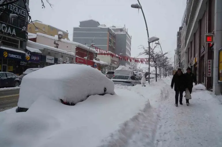 Kar Erzurum’u esir aldı, araçlar karın içinde kayboldu
