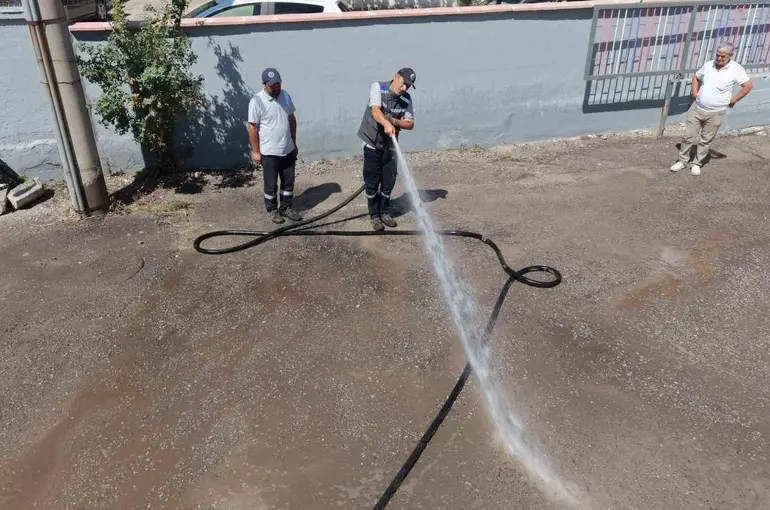 Karabük Belediyesinden okullarda temizlik çalışması
