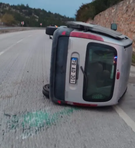 Karabük’te çarpışan otomobillerden biri devrildi: 1 yaralı
