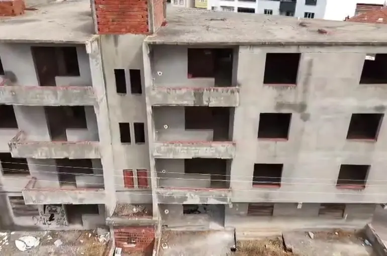 Karacabey’de 30 yıldır tamamlanmayı bekleyen bina mahalleliyi tedirgin ediyor
