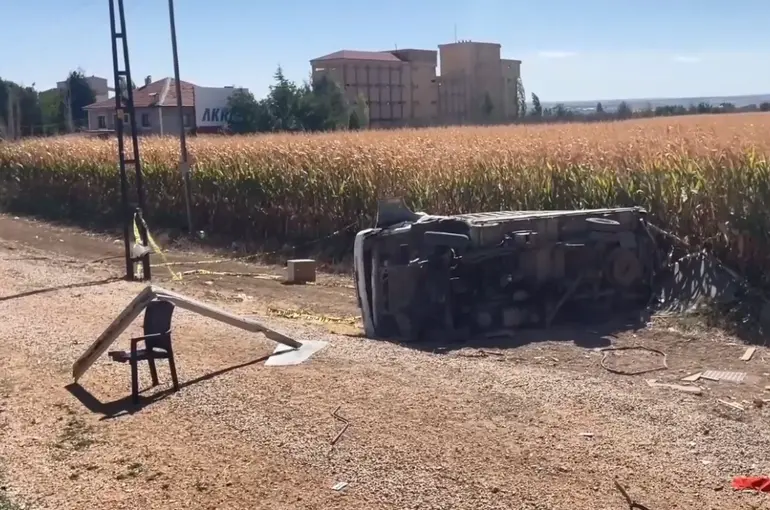 Karaman’da kamyonet yol kenarına devrildi: 2 yaralı