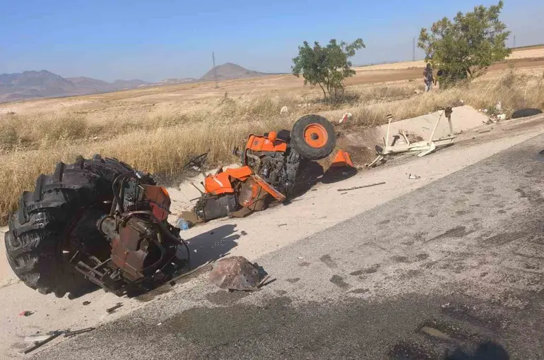 Karaman’da kamyonetle traktör çarpıştı: 1’i ağır 2 yaralı
