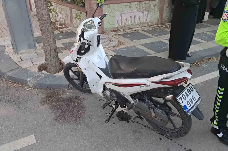 Karaman’da otomobilin kapısına çarpan motosiklet devrildi: 2 yaralı
