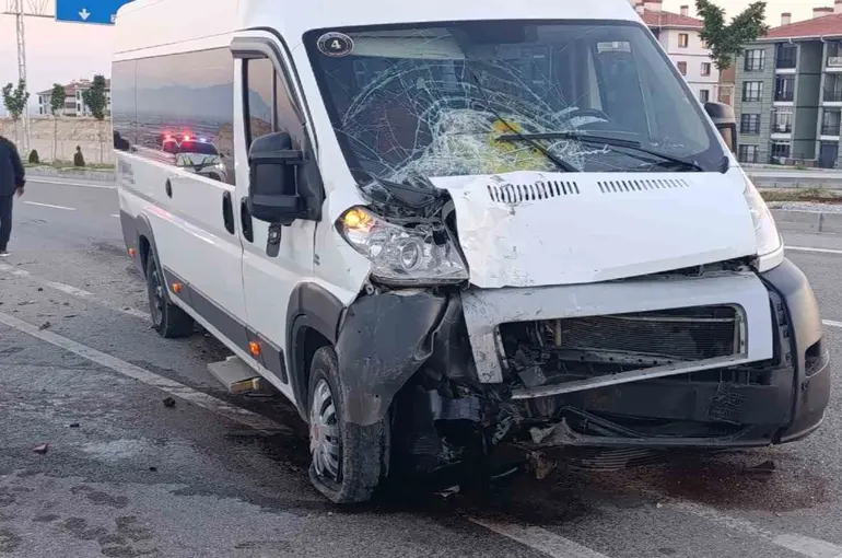 Karaman’da servis minibüsleri çarpıştı: 1 yaralı
