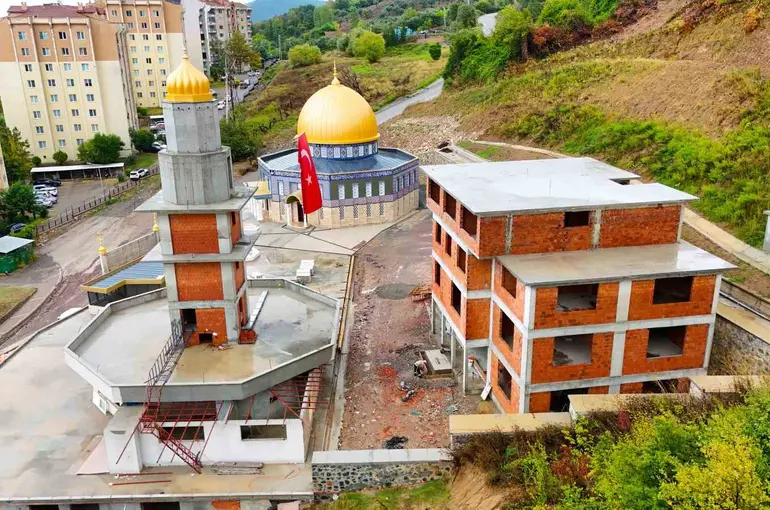 Karamürsel’de Aksa Camii için malzeme desteği
