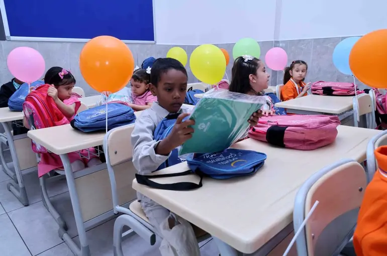 Karatay’da ilk ders gününde öğrencilere kırtasiye seti sürprizi