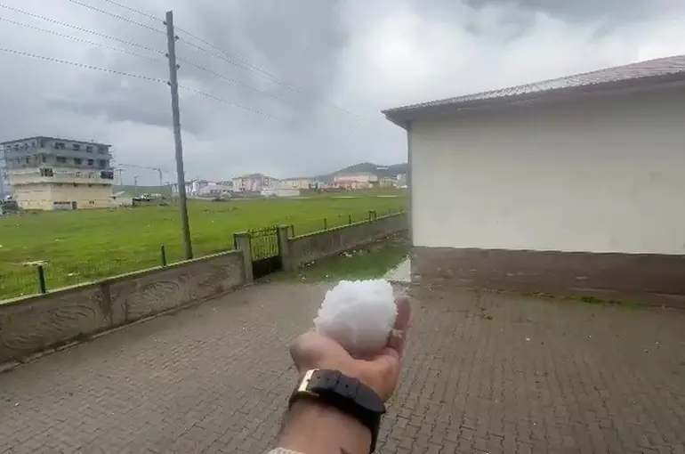 Karayazı’da ceviz büyüklüğündeki dolu şaşırttı
