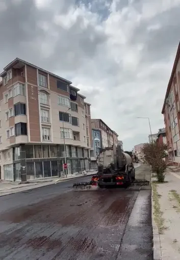 Karayolları 18. Bölge Müdürlüğü Kars’ta şehir içi yolları sıcak asfaltla yeniliyor
