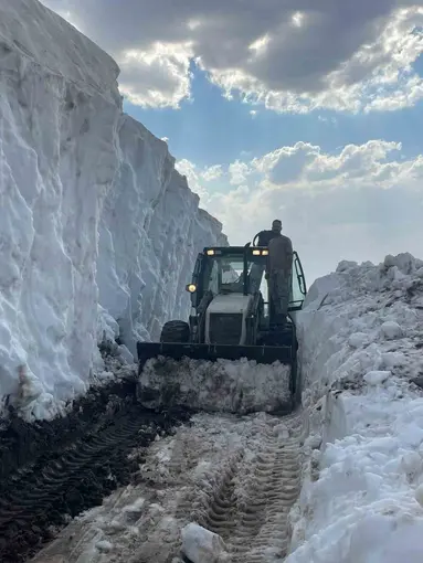 Karlı yollar göçerler için açılıyor
