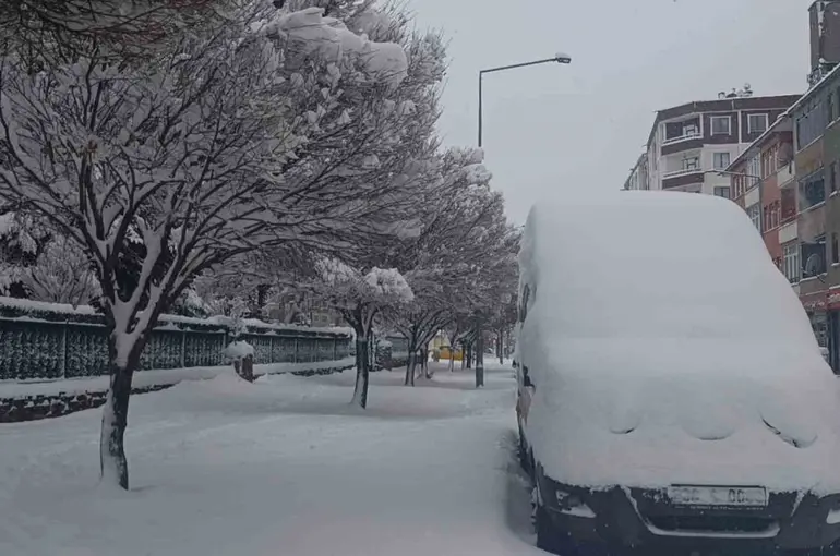 Kars’ta 212 köy yolu ulaşıma kapandı

