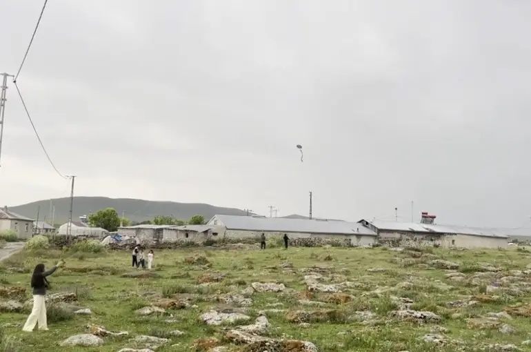Kars’ta köy çocuklarının uçurtma sevinci
