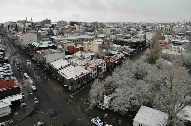 Kars’ta nisan ayında ağaçlar kırağı tuttu
