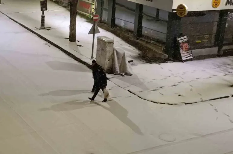Kars’ta Nisan sürprizi: Şehir merkezi 5 dakikada beyaza büründü
