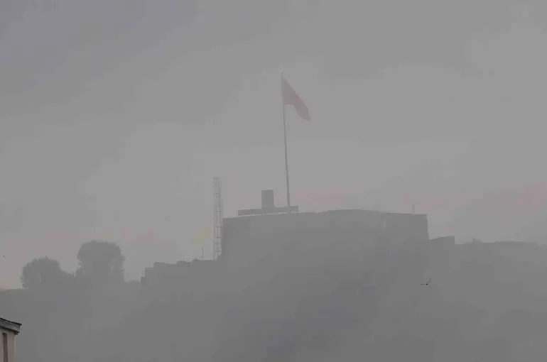 Kars’ta sis etkili oldu, tarihi Kars Kalesi sis bulutlarında kayboldu
