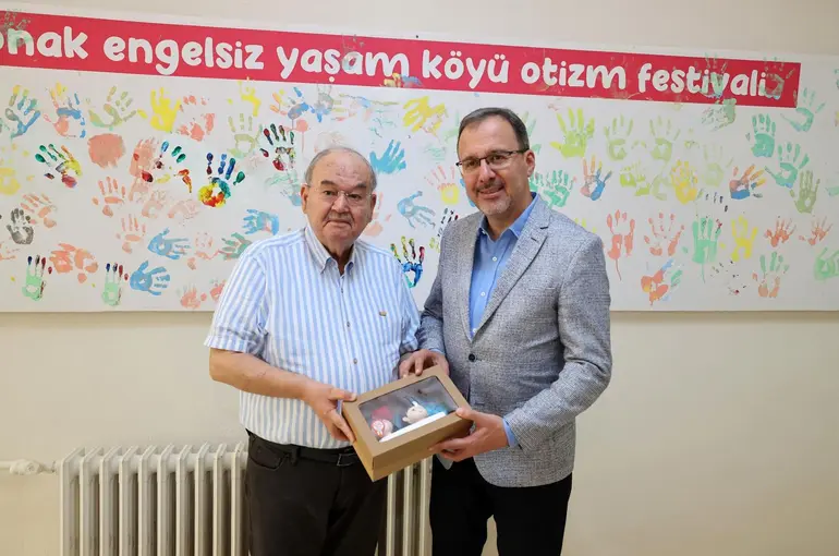 Kasapoğlu: "Burhan Özfatura İzmir’in hafızasında yaşayacak"
