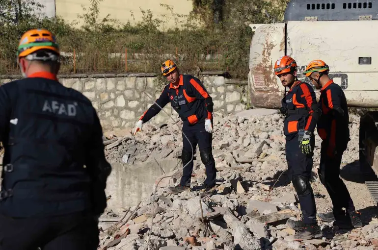Kastamonu’da habersiz yapılan bina göçmesi tatbikatı başarıyla tamamlandı
