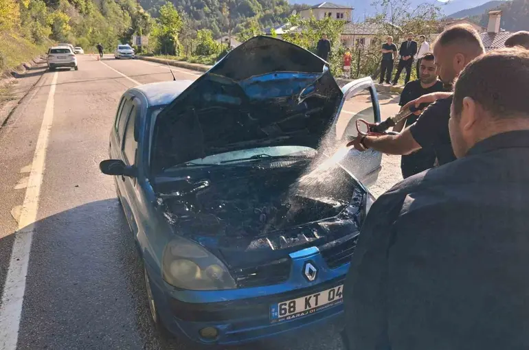 Kastamonu’da seyir halindeki otomobilde çıkan yangını itfaiye söndürdü
