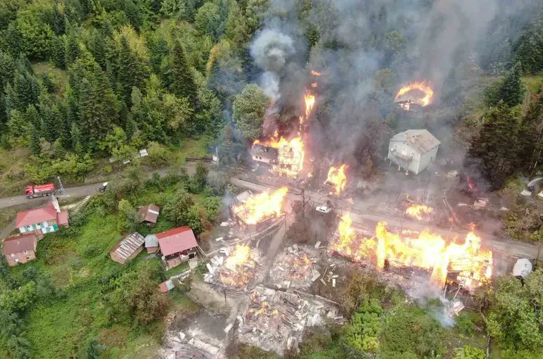 Kastamonu’daki köy yangınına müdahale sürüyor: 8  ev yanıyor
