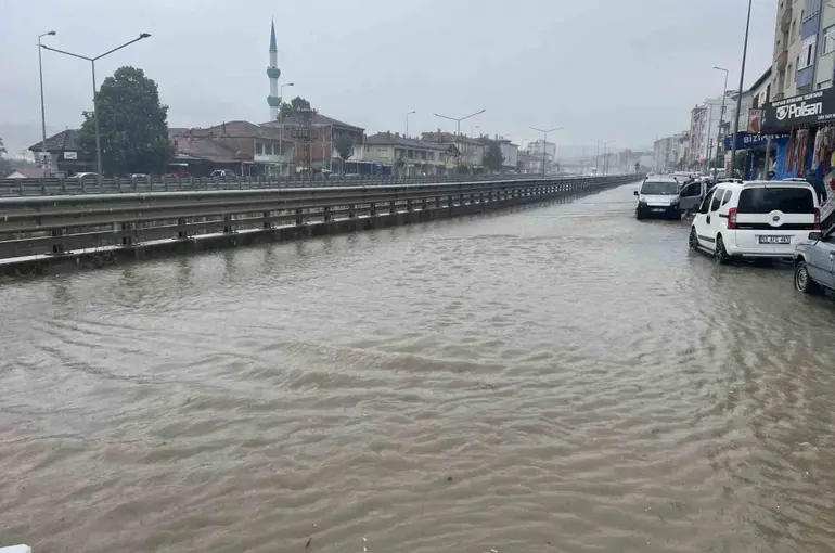 Kavak’ta sağanak yağış etkili oldu: Yollar göle döndü
