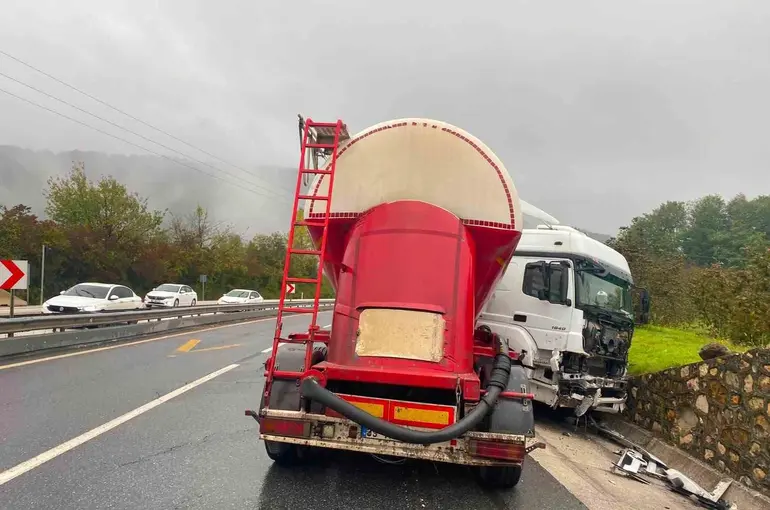Kayganlaşan yolda tır makasladı: 1 yaralı
