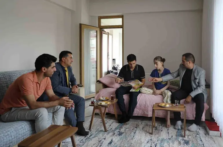 Kaymakam Güzel, evde eğitim gören öğrenciyle bir araya geldi
