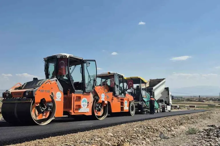Kayseri Büyükşehir, Develi’de sıcak asfalt çalışmalarına başladı
