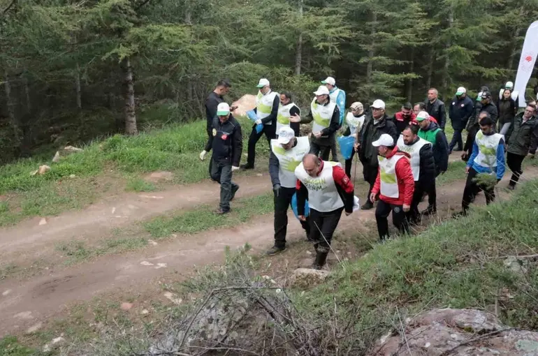 Kayseri protokolü yangınlara karşı ormanda temizlik yaptı

