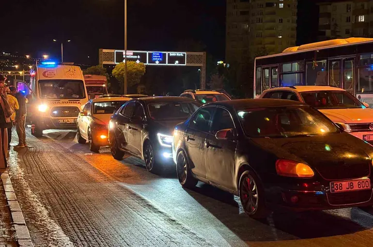 Kayseri’de 3 otomobil çarpıştı: 1 yaralı
