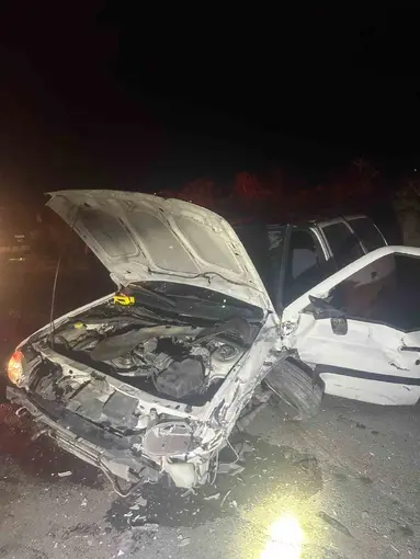 Kayseri’de hafif ticari araçla otomobil kafa kafaya çarpıştı: 2 yaralı
