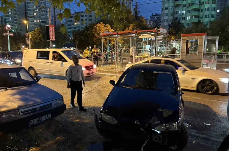 Kayseri’de otomobil tramvay durağına çarptı: 1 yaralı
