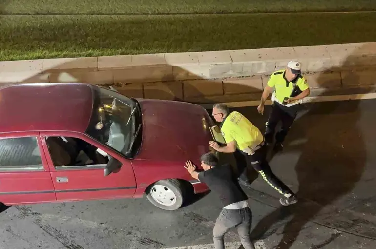 Kayseri’de polisin özverili çalışması, trafiğin kilitlenmesinin önüne geçti
