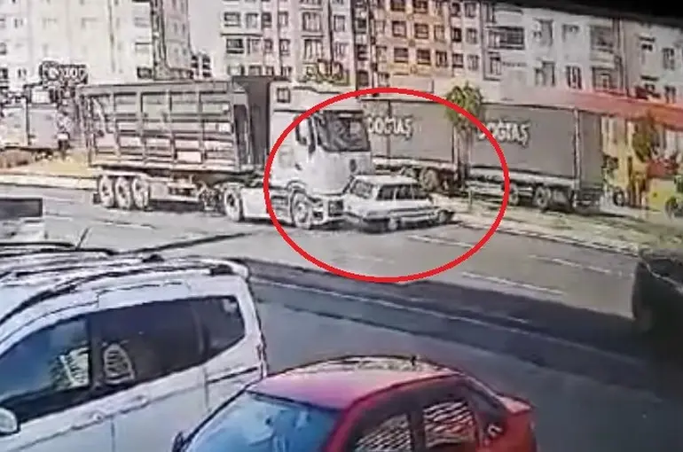 Kayseri’de tırla çarpışan otomobilin takla attığı kaza kamerada
