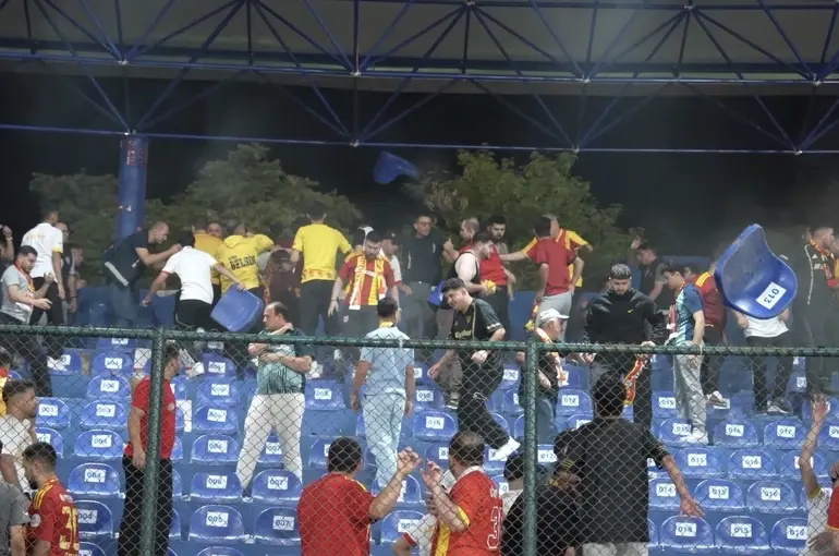 Kayserispor taraftarları tribün koltuklarını kırdı, stadyum zarar gördü
