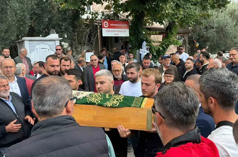 Kazada hayatını kaybeden hamile anne, 3 yaşındaki kızı ve bebeği toprağa verildi
