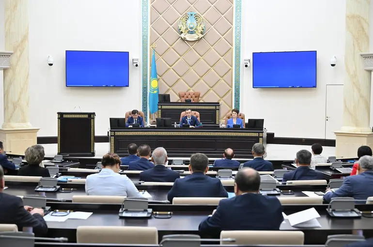 Kazakistan parlamentosu son oturumunu gerçekleştirdi
