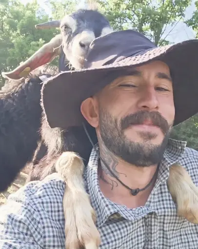 Keçileriyle sevgi dolu anları yürekleri ısıttı
