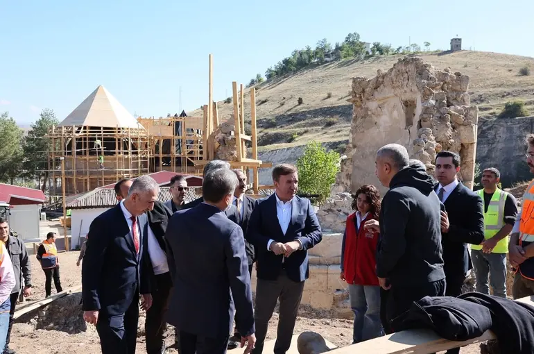 Kemah Sultan Melik Türbesi’ndeki restorasyon çalışmaları incelendi
