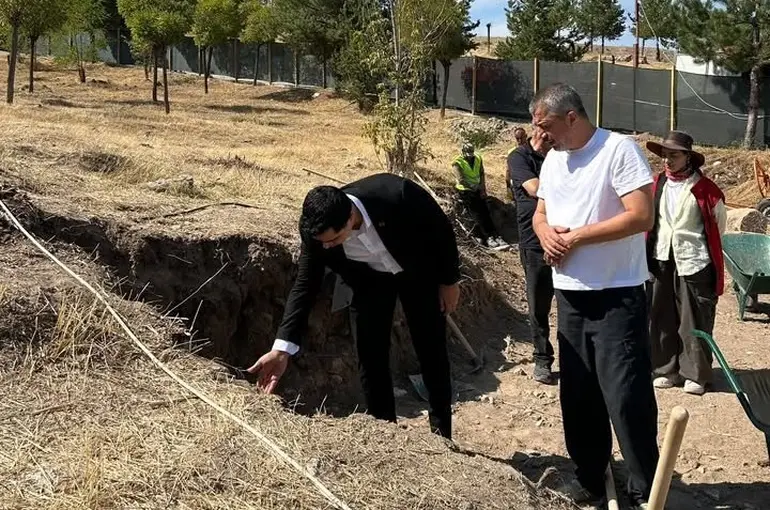Kemah’ta Sultan Melik Türbesi’ndeki restorasyon çalışmaları incelendi
