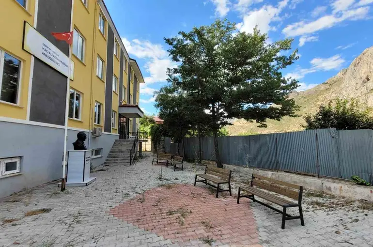 Kemaliye’de onarılmayan okul istinat duvarı tehlike oluşturuyor
