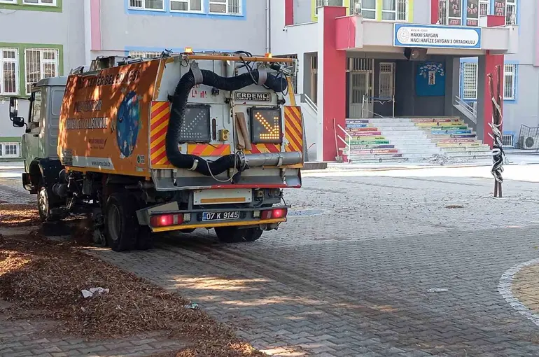 Kemer’de okul bahçelerinde yeni eğitim yılı öncesi temizlik çalışması

