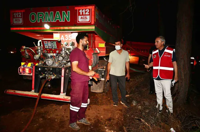 Kepez Belediyesi yangın sebebiyle tüm imkanlarıyla sahada
