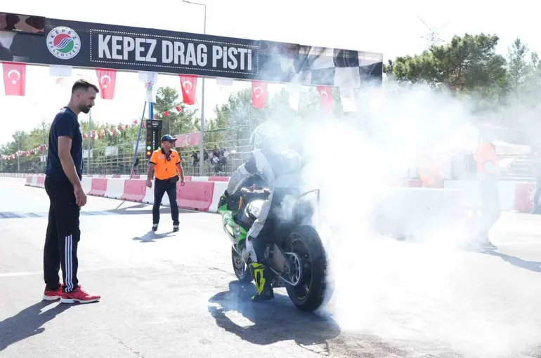 Kepez MotoDrag Şampiyonası’nda motorlar ısındı, final yarın
