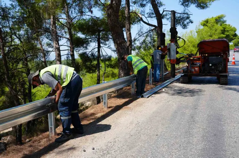 Kepez’de ulaşım güvenliği için yollara ’oto korkuluk’
