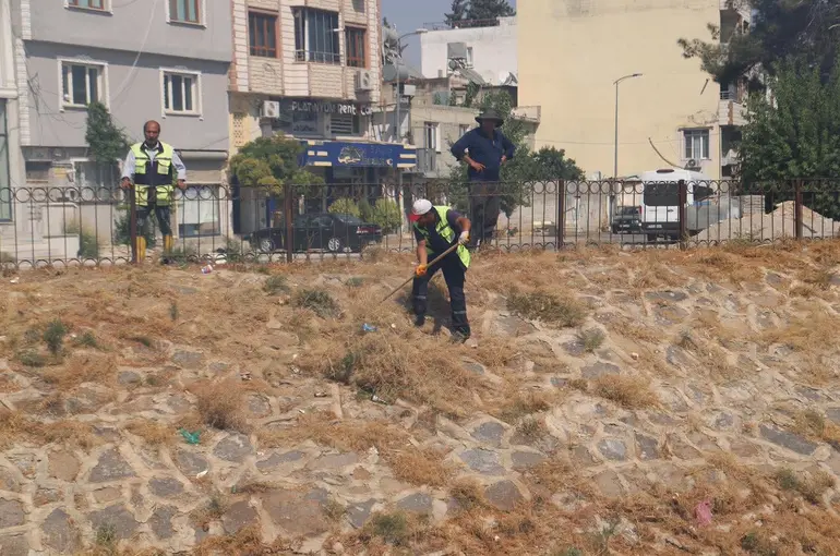 Kilis’te Kanalboyu’nda temizlik çalışmaları sürüyor
