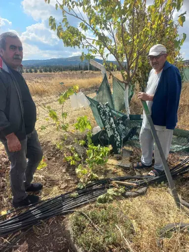 Kimliği belirsiz kişiler bahçe tellerine zarar verdi
