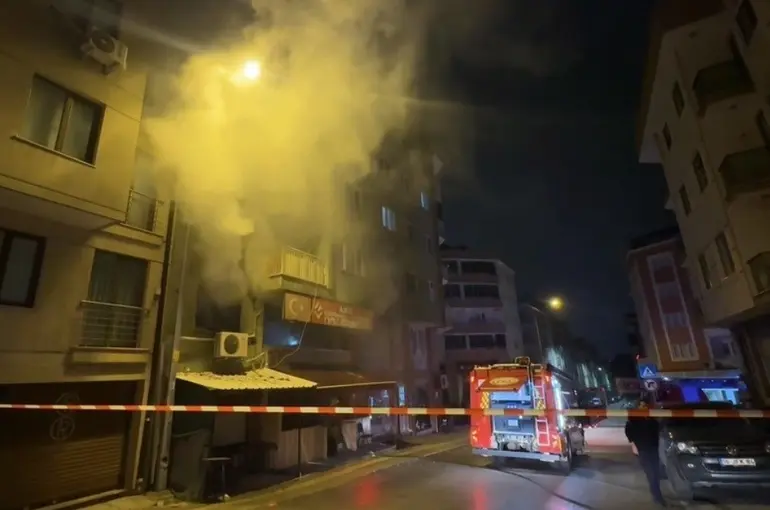 Kıraathanede gece yarısı çıkan yangın korkuttu
